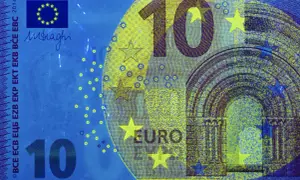 10 euro banknot pod światłem UV. Francja, jak wiele krajów UE, używa euro jako waluty.