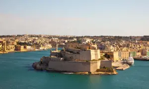Fortyfikacje i zabudowania miasta na Malcie, z widocznym portem i jachtami. Czy Malta to miasto? Tak, to stolica!