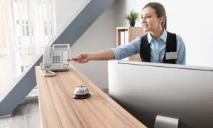 Ile godzin pracuje recepcjonistka w hotelu? Zaskakujące fakty o zmianach