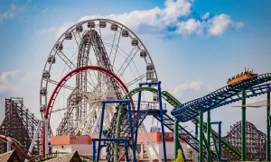 W Energylandii jest mnóstwo atrakcji! Widać diabelski młyn, rollercoaster i inne ekscytujące maszyny.