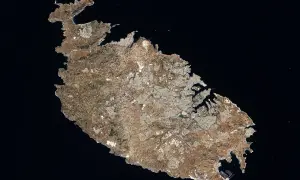 Widok satelitarny Malty, ukazujący gęsto zaludnione obszary miejskie i porty. Widać, ile ludzi ma Malta, skupionych wzdłuż wybrzeża.