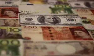 Różne waluty świata, w tym dolary i euro. Choć Irlandia używa euro, na zdjęciu widać też inne waluty.