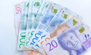 Szwedzkie banknoty: 500, 200, 100, 50 i 20 koron. To właśnie te waluty sek są widoczne na zdjęciu.