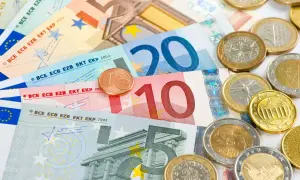 Na Cyprze płaci się euro. Widoczne banknoty 5, 10, 20 i 50 euro oraz monety euro.