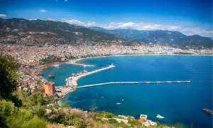 Widok na Alanyę z morzem i górami. Miasto wygląda na spokojne, więc czy Alanya jest bezpieczna?