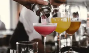 Ile zarabia barman w hotelu? Zaskakujące fakty o wynagrodzeniach
