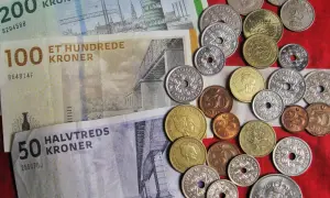 Dania ma walutę zwaną koroną duńską. Na zdjęciu widać banknoty 50, 100 i 200 koron oraz monety.