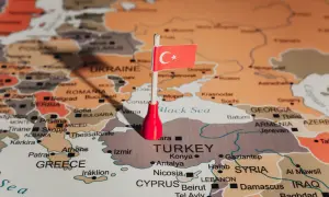 Flaga Turcji na mapie. Zastanawiasz się, ile zarabiają turcy? Mapa pokazuje położenie kraju.