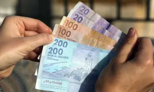 Ręka trzyma marokańskie dirhamy. Czy w Maroko można płacić dolarami? Raczej nie, lepiej mieć lokalną walutę.