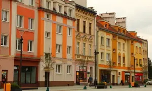 Kolorowe kamienice i sklepy na rynku w Oławie. Zobacz, co zobaczyć w Oławie, spacerując po urokliwym rynku.