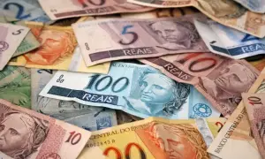 Stos banknotów, gdzie walutą jest real. Widać nominały 100, 10, 5 i 2.