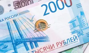 Rosja ma ruble. Na banknocie 2000 rubli widnieje most i budynek.
