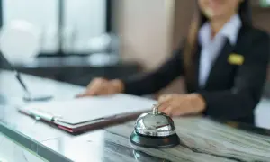 Recepcjonistka w hotelu, przed nią dzwonek i dokumenty. Czy hotel ma prawo żądać dowodu osobistego?