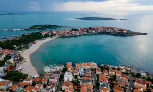 Widok z lotu ptaka na malowniczą starówkę i plażę. Gdzie jest Burgas? To właśnie tutaj, nad turkusowym morzem, rozciąga się ten urokliwy zakątek.