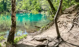 Kolorowe jeziorka kiedy najlepiej jechać, by nie przegapić ich uroku