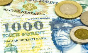 Węgry mają forinty. Na zdjęciu banknot 1000 forintów z wizerunkiem króla Macieja Korwina i monetami.