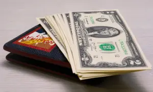 Portfel z banknotami 2 dolary. Zastanawiasz się, jaką walutę zabrać na bal? Może warto mieć przy sobie dolary na wszelki wypadek.