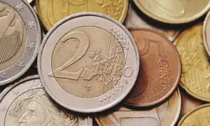 Monety euro, w tym dwu- i pięciocentowe, pokazują, jaką walutę ma Czarnogóra.