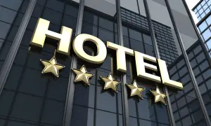 Złote litery "HOTEL" i pięć gwiazdek na szklanej fasadzie. Zastanawiasz się, ile zarabia tester hoteli?
