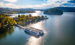 Wyspa Zmysłów: Niezwykły hotel wellness i restauracja nad jeziorem