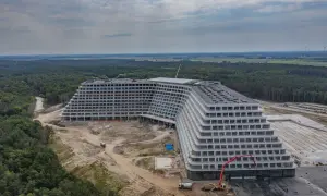 Ogromny hotel Gołębiewski w Pobierowie w budowie, otoczony lasem. Trudno oszacować, ile pokoi ma hotel Gołębiewski w Pobierowie, ale jego rozmiar robi wrażenie.