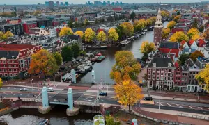 Jesień w Amsterdamie. Czy Holandia jest bezpiecznym krajem? Spokojne kanały, mosty i ruch uliczny sugerują, że tak.