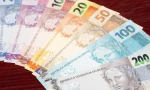 Różne nominały brazylijskich realów, od 2 do 200. Planujesz podróż i zastanawiasz się, jaką walutę zabrać do Brazylii? Real to odpowiedź!