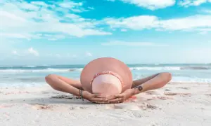 Słońce, plaża i błękitne niebo. Idealny czas, by pomyśleć, co spakować do Grecji: kapelusz, strój kąpielowy i dobry humor.