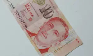 Dolar singapurski to waluta, jaką zabrać do Singapuru. Na zdjęciu banknot 10 dolarów.