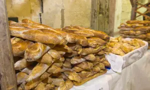 Stos świeżego pieczywa, bagietek i bułek. Zastanawiasz się, ile kosztuje chleb na Malcie?