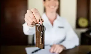 Ile zarabia recepcjonistka w hotelu? Odkryj prawdziwe zarobki!