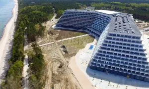 Nowy hotel Gołębiewski w budowie nad morzem. Czy to jedyny z hoteli Gołębiewskich w Polsce?