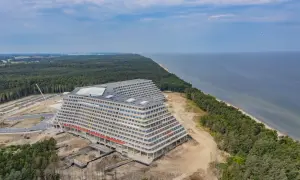 Ogromny hotel Gołębiewski w Pobierowie w budowie, tuż przy lesie i morzu. Trudno oszacować, ile kosztował hotel Gołębiewski w Pobierowie, ale skala budowy robi wrażenie.