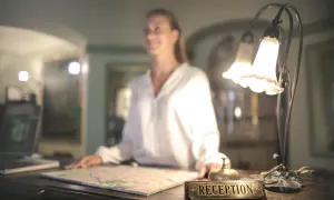Co robi recepcjonistka w hotelu? Poznaj jej kluczowe obowiązki