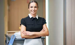 Ile zarabia pokojowa w hotelu? Zaskakujące różnice w wynagrodzeniu