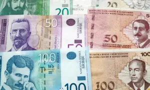 Serbskie dinary i bośniackie marki. Na banknotach widać portrety znanych postaci, m.in. Nikoli Tesli. To właśnie te waluty stanowią odpowiedź na pytanie: co to za waluta RS.