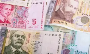 Bułgarskie lewy, czyli jaką walutę ma Bułgaria. Widoczne banknoty o nominałach 5, 10, 50 i 100 lewów.