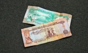 W Dubaju zapłacisz dirhamami. Na zdjęciu banknoty 5 i 10 dirhamów ZEA.