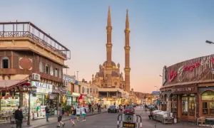 Tętniąca życiem ulica w Sharm El Sheikh z meczetem w tle. Turyści spacerują, robią zakupy. Czy w Sharm El Sheikh jest bezpiecznie? Tak, wygląda na to, że tak.