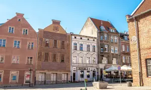 Kolorowe kamienice na Starym Mieście w Olsztynie. Warto zobaczyć w Olsztynie urokliwy rynek z kawiarniami i zabytkową architekturą.