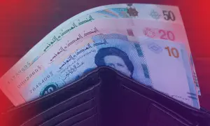 Portfel z dinarami tunezyjskimi. Taką walutą można płacić w Tunezji. Widoczne nominały 10, 20, 50.