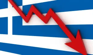 Czerwona strzałka spada na tle flagi Grecji, symbolizując trudności gospodarcze po przyjęciu euro.