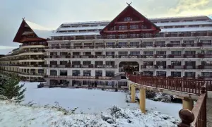 Wielopiętrowy hotel Gołębiewski w zimowej scenerii. Czy ma 5 gwiazdek? Trudno ocenić po fasadzie, ale wygląda imponująco.