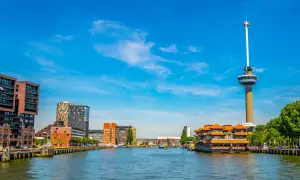 Widok na nowoczesną architekturę Rotterdamu, w tym wieżę Euromast i budynki nad wodą. Czy Rotterdam jest bezpieczny? Miasto tętni życiem.