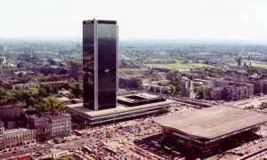 Warszawski Marriott, wysoki na 170 metrów, ma 42 piętra. Widać go na tle miasta z lotu ptaka.