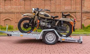 Jak przewieźć motocykl na zwykłej przyczepie bez ryzyka uszkodzeń