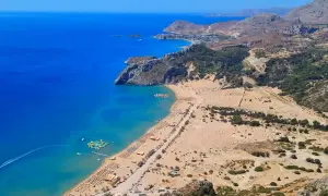 Piękna plaża z turkusową wodą i leżakami. Czy Rodos jest bezpieczne? Tak, to raj dla turystów!