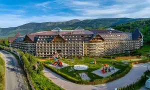 Ogromny hotel Gołębiewski w Karpaczu, otoczony zielenią i górami. Ile lat ma hotel Gołębiewski w Karpaczu? To miejsce oferuje mnóstwo atrakcji dla dzieci.