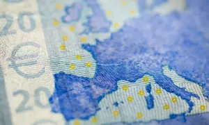 Zbliżenie na banknot dwudziestoeuro, z widoczną mapą Europy. Tak, w Belgii jest euro.