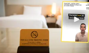 Tabliczka "This is a non-smoking room" i ekran z informacją o wykryciu dymu. Jak zakryć czujnik dymu w hotelu?